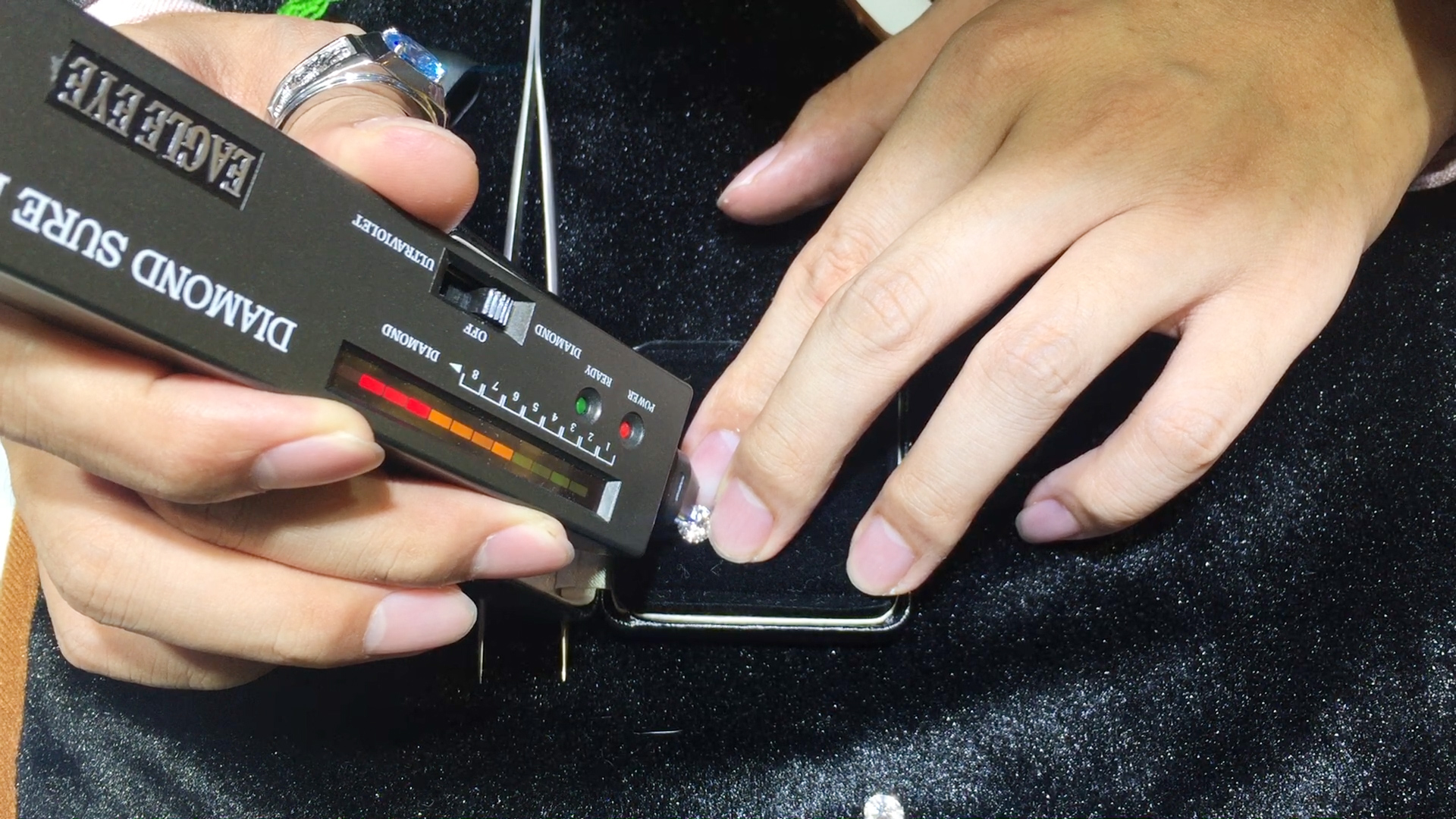 2分钟手把手教你5招区分天然钻石和莫桑钻,做珠宝专家so easy!