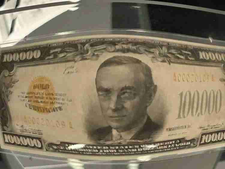 比特币突破重要里程碑:价格突破10万美元,市值接近2万亿美元