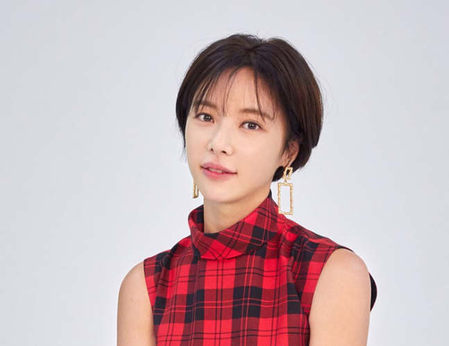 女演员黄荣 - 欧姆(Hwang Jung-eum)从她的前夫结束离婚