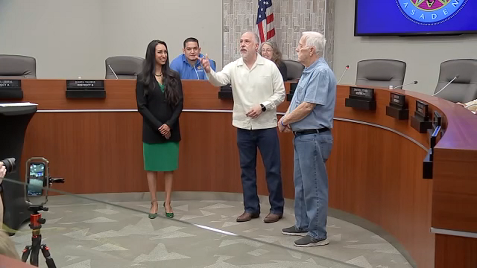 头还是尾巴？帕萨迪纳委员会席位由硬币翻转决定：比安卡·瓦莱里奥的故事